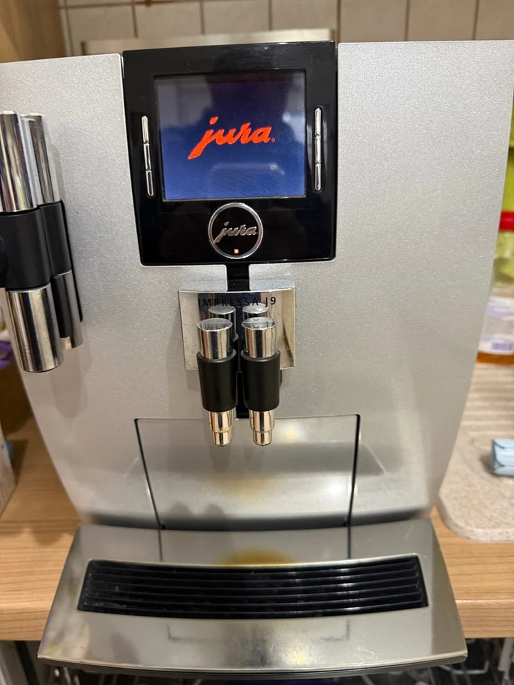 JURA IMPRESSA J9.3 One Touch 3,5 Zoll TFT Kaffeevollautomat - Brillantsilber