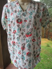Scrub HQ Brand SCRUB TOP Size XS Vertical Floral on White Background