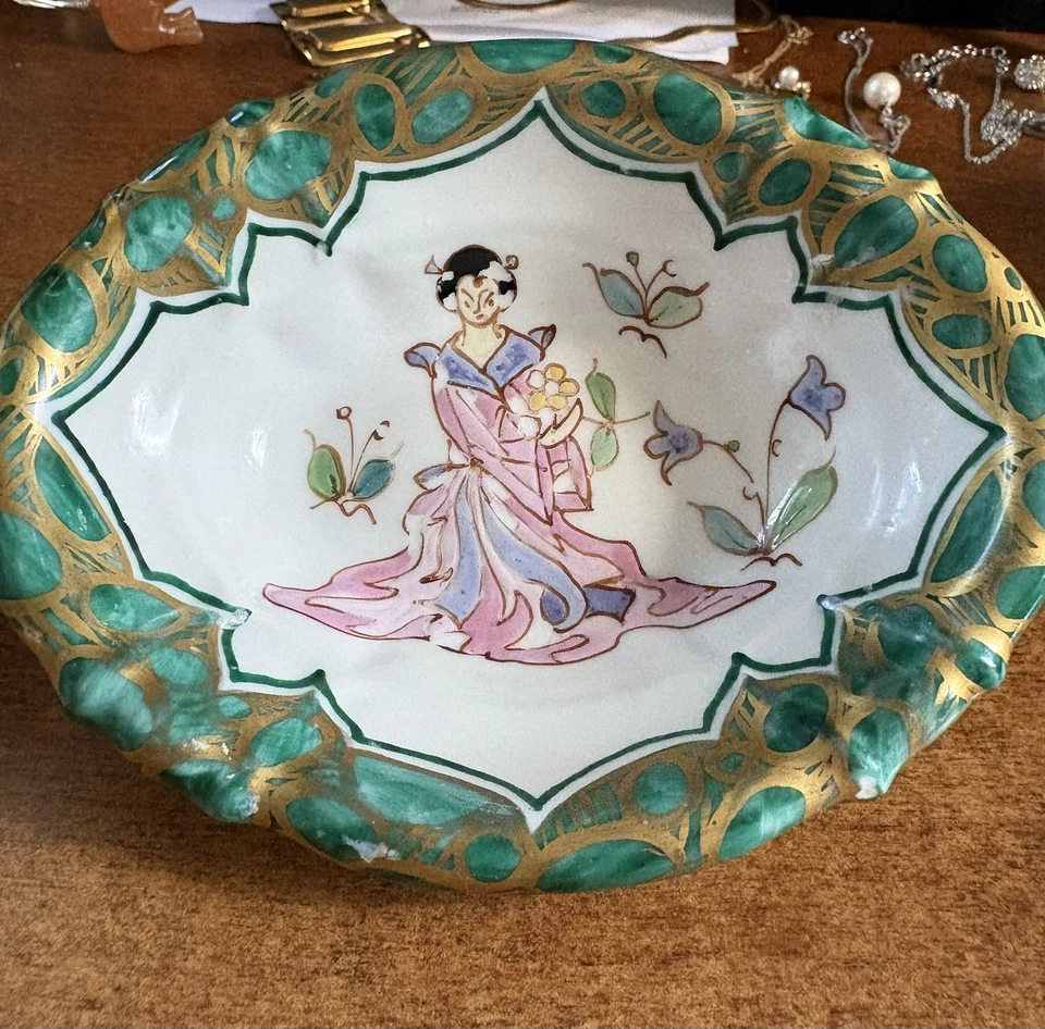COPO E PRATO SHERLE WAGNER CHINOISERIE SENHORA COM BORDA VERDE DOURADA! - Imagem 4 de 4