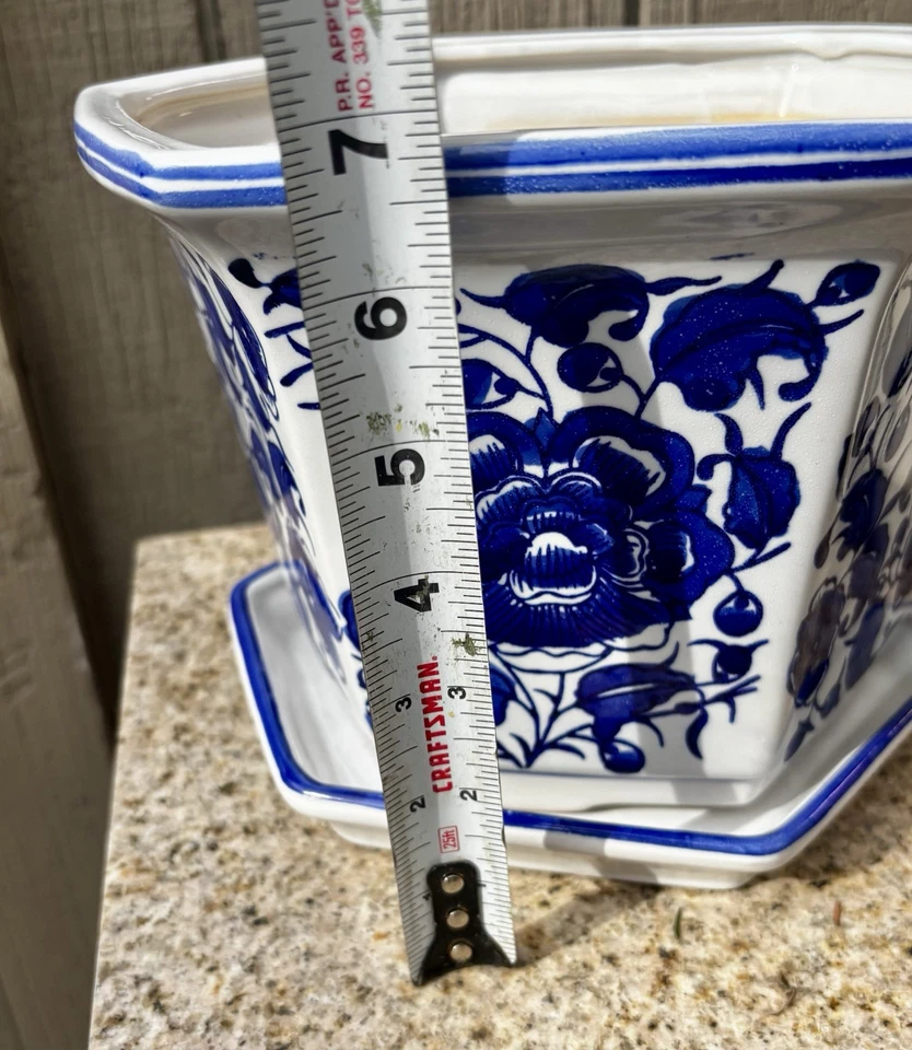 Maceta hexagonal china vintage azul y blanca 9” X 9” X 7” y platillo Foto 2 de 3