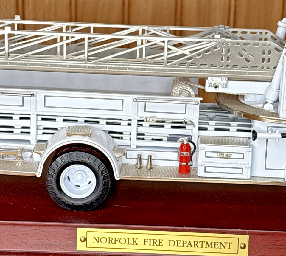 Franklin Mint/Code 3 American LaFrance 1954 Fire Engine Norfolk FD Ladder Truck - Image 3 of 4