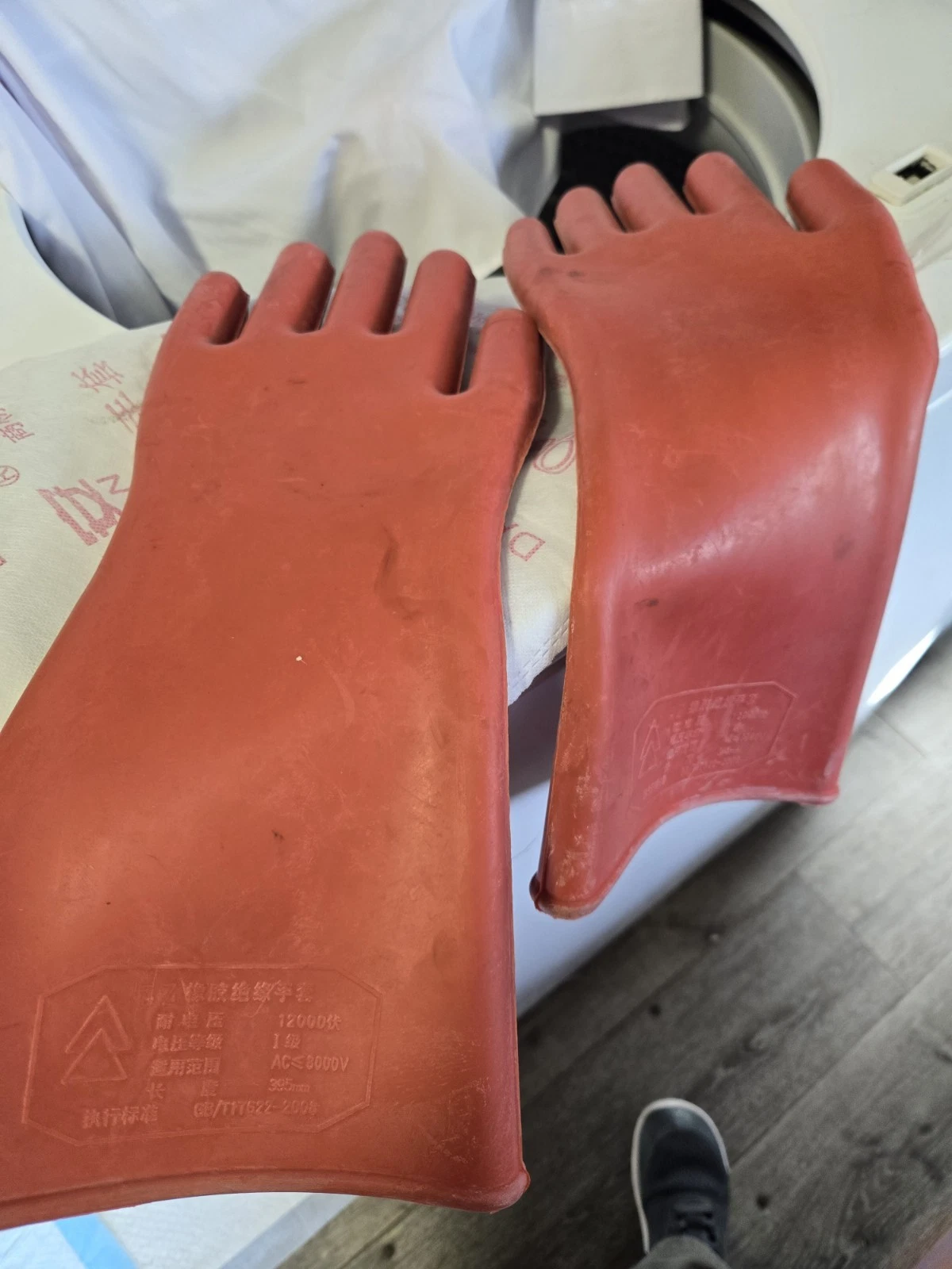 12KV High-voltage electrical insulated rubber gloves electrical 1.8 mm thick.