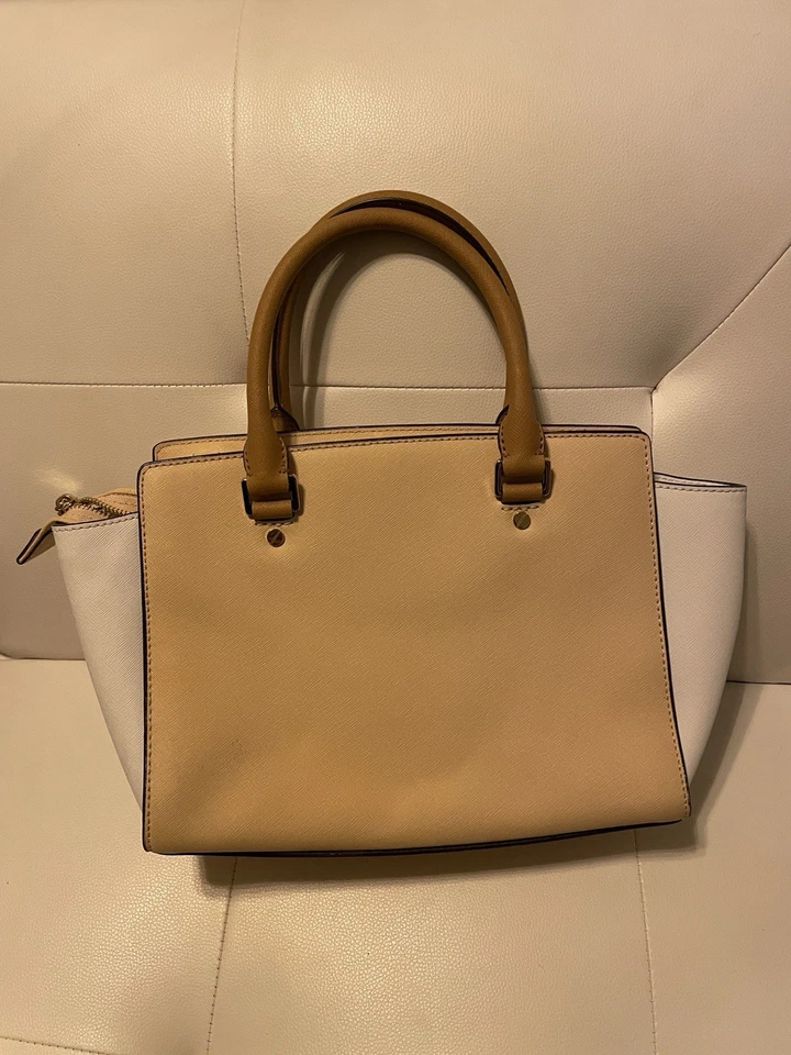 Autêntica bolsa satchel Michael Kors couro saffiano branco amendoim Selma - Imagem 2 de 4