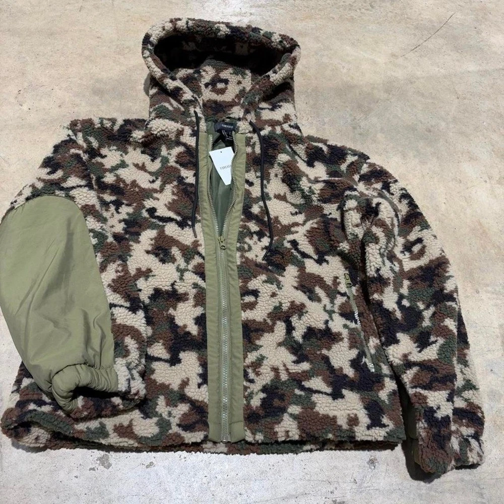 Forever 21 Men's Camo Sherpa Fleece Jacket Size S - product detail image 1