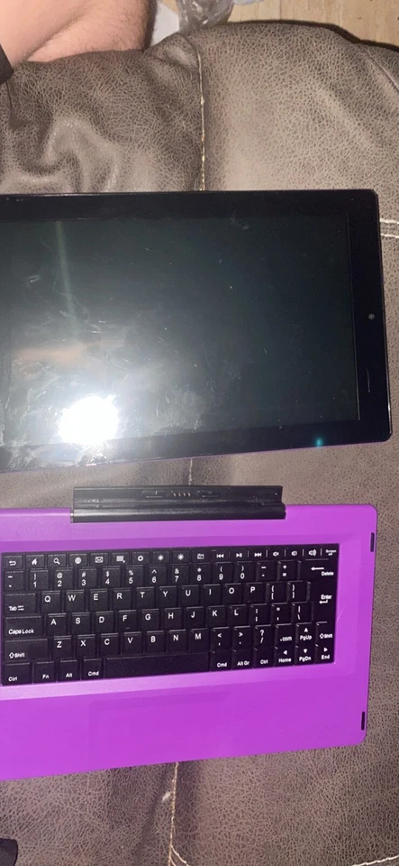 RCA Voyager Pro RCT6773W42KC 16 GB, Wi-Fi, 7 pulgadas - púrpura Foto 2 de 4