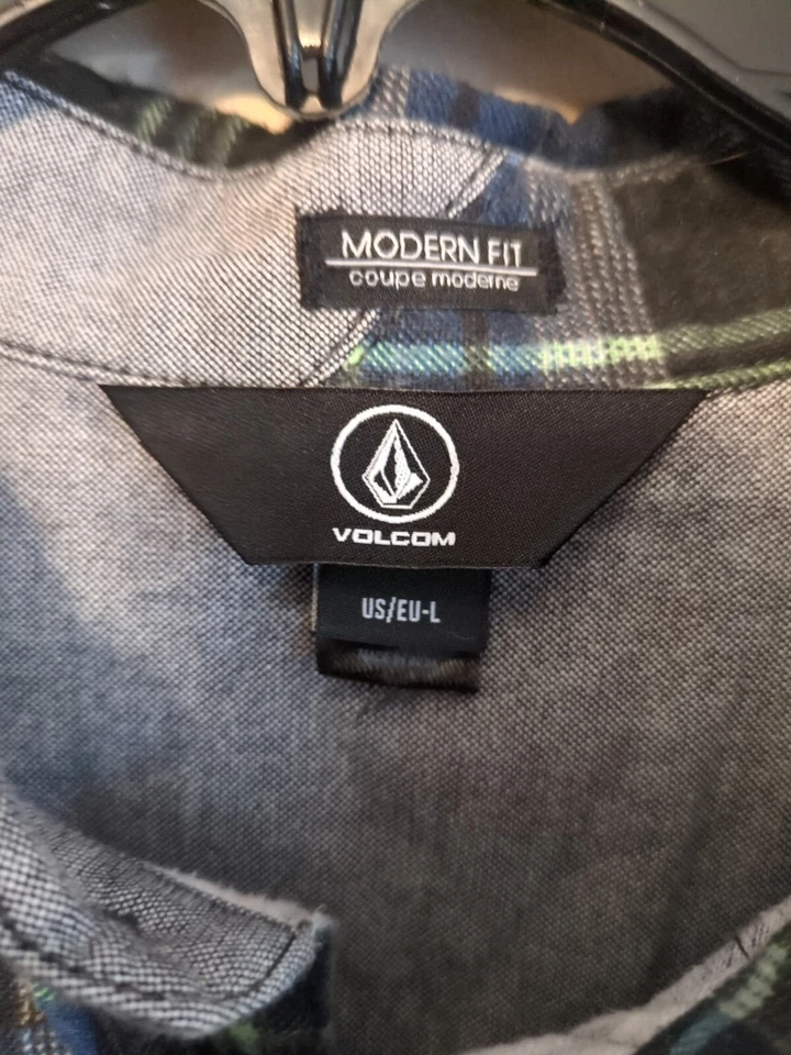 VOLCOM Flannel Plaid Long Sleeve  "Modern Fit" Size -LARGE Work wear  - Image 2 of 4