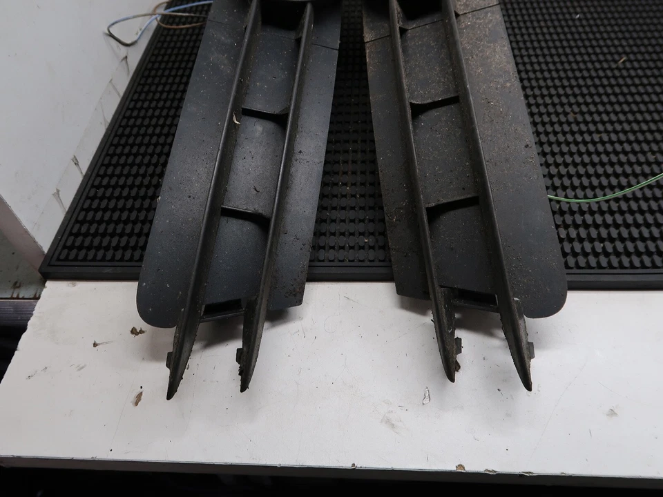 AUDI A6 2005-2008 GENUINO PARACHOQUES INFERIOR IZQUIERDO Y DERECHO FAROS ANTINIEBLA Y REJILLAS OEM Foto 3 de 4