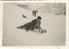 PHOTO ANCIENNE - VINTAGE SNAPSHOT - MONTAGNE NEIGE LUGE DRÔLE - SLIDE SNOW 1