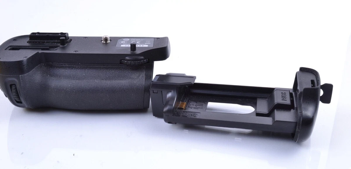 Nikon MB-D15 Battery Grip for Nikon D7100 / D7200 #PS32096 Nikon MB-D15 Battery Grip for Nikon D7100 / D7200 #PS32096