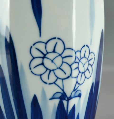 Japanese Bowed Octagon Porcelain Vase Daisy Flower & Stiff Leaves White Blue - Picture 3 of 12
