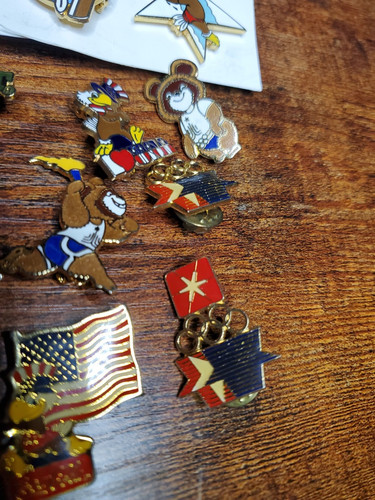 17 1984 Olympic Collectable Pins Coca Cola & Sam the Olympic Eagle Bears LOT. - Picture 9 of 10