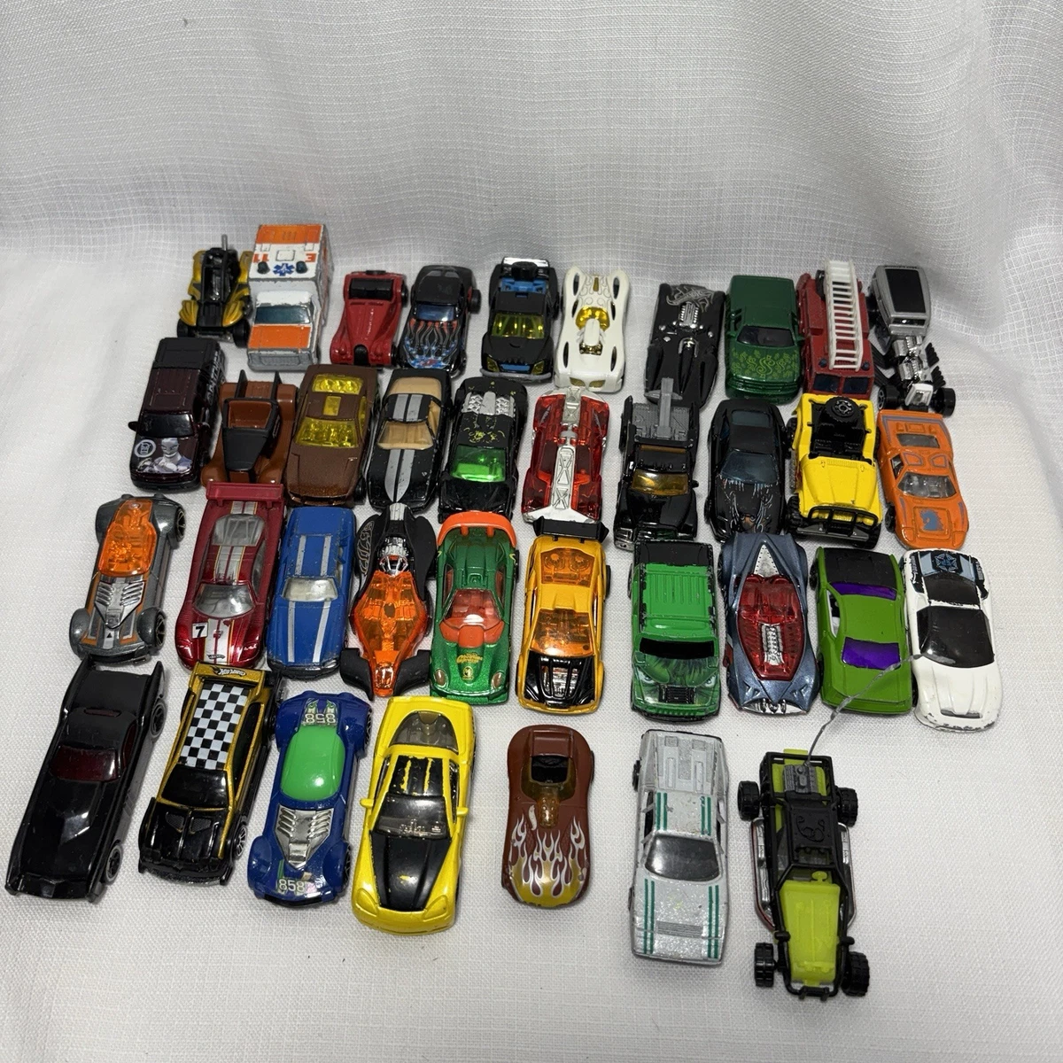 HOT WHEELS - PISTE DE COURSE EN SPIRALE AVEC BOOSTER MOTORISÉ VITESSE