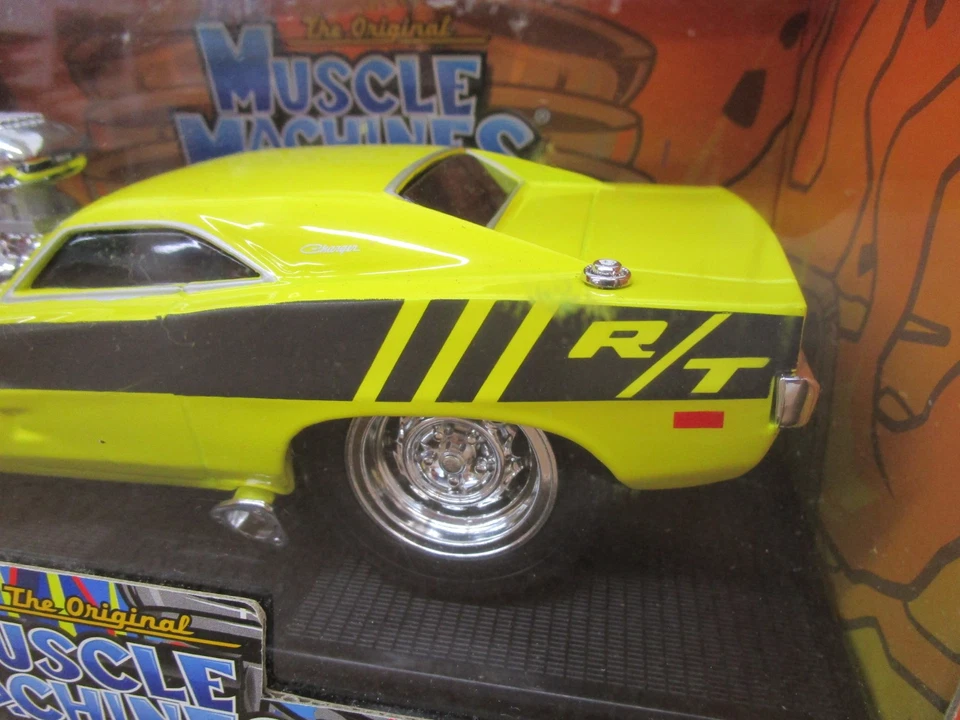 1969 Dodge Charger R/T MUSCLE MACHINES 1/24 MM yellow box diecast car Z - Image 4 of 4