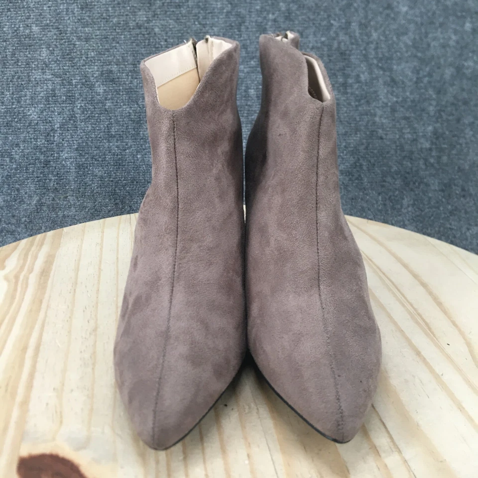 Botas femininas H by Halston 11 Cairo tornozelo bege camurça salto pontudo zíper - Imagem 3 de 4