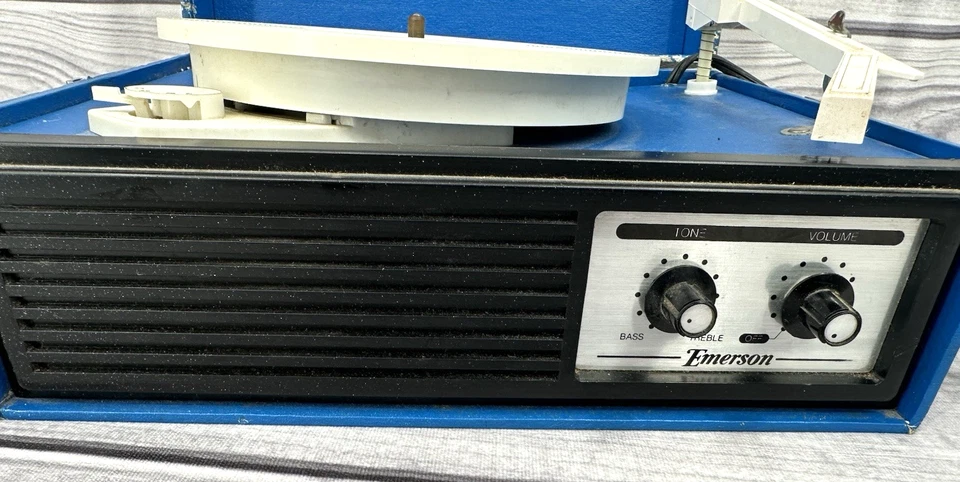 VINTAGE EMERSON BIG-BIG PORTABLE PHONO 3 SPEED RECORD PLAYER - Image 2 of 4