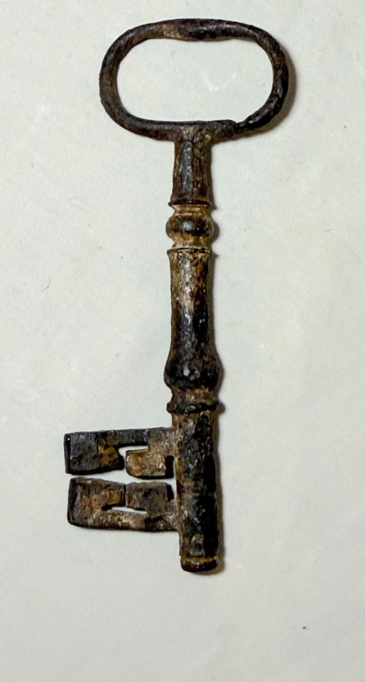 LARGE rare antique 18th century shipwreck wrought iron strong box skeleton key - Image 2 of 4