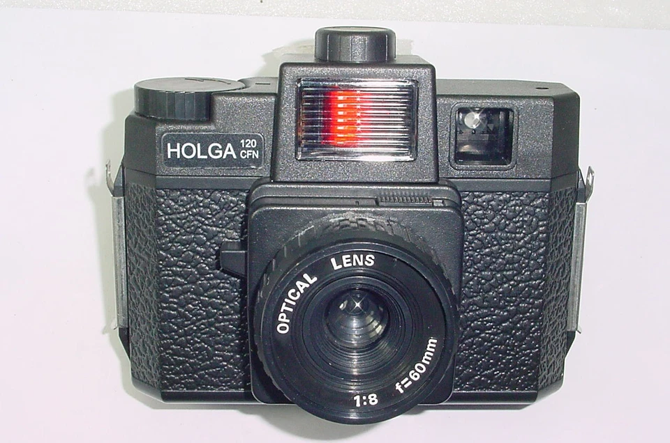 Lomography Holga 120 Film Camera with 60mm F8 Lens in Black - Mint Condition - Image 2 of 4