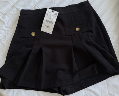 Zara Damen Bermuda-Shorts Schwarz Gr. M mit Bundfalte, Knöpfen, Rock-Optik