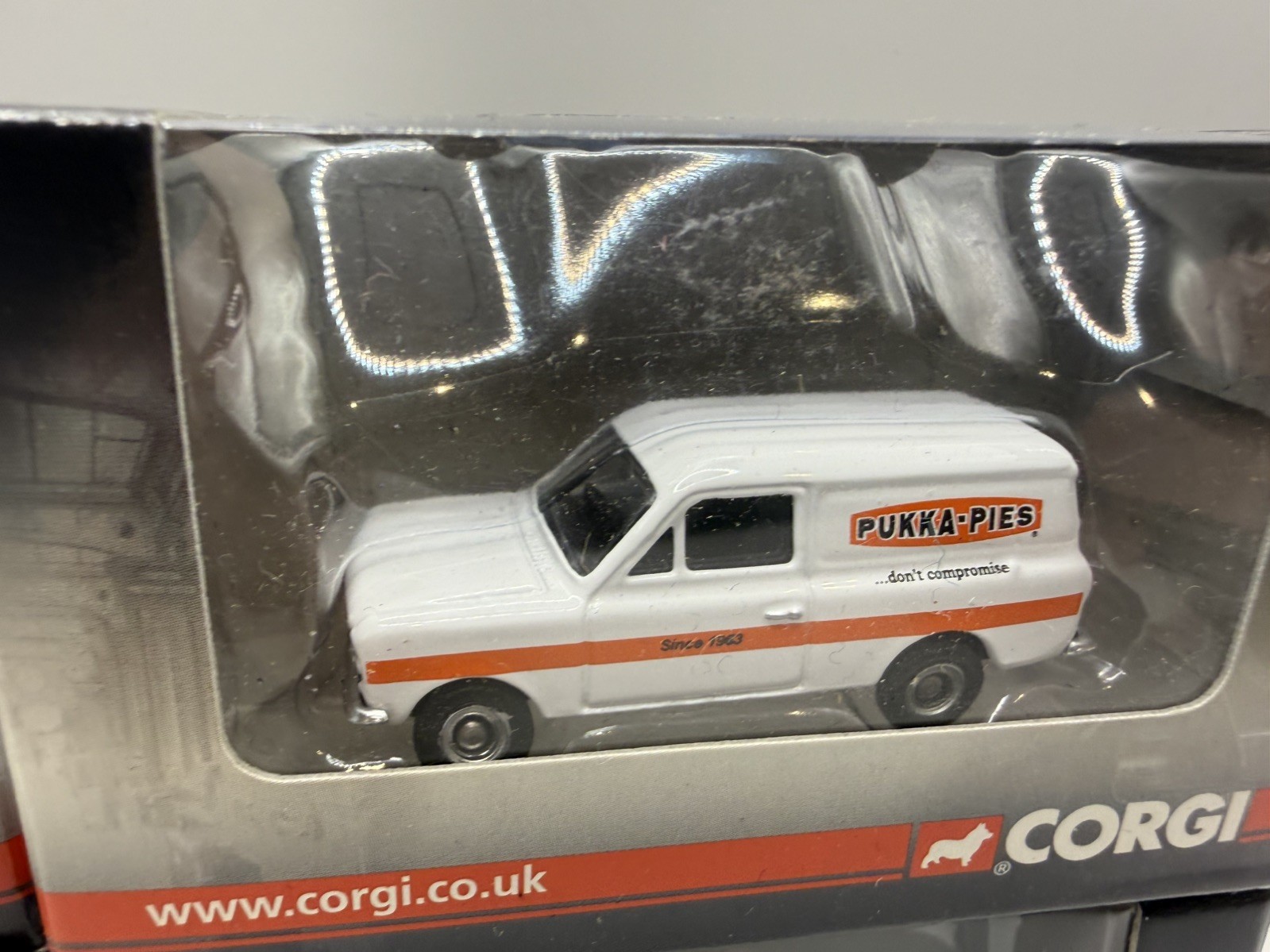 Corgi Trackside vans / cars Joblot X4 1:76 OO Gauge Diecast Model Cars thumbnail 3