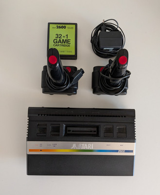 Atari 2600 Heimkonsole schwarz PAL mit 2 Joysticks & 32-in-1 Spielmodul