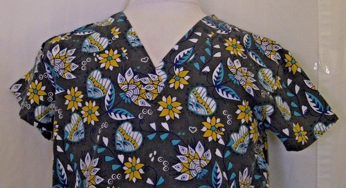 Gommage Infirmière MOYEN Coeurs Fleurs Cassandra O Col V Poches Gris/Bleu/Jaune - Photo 1/6