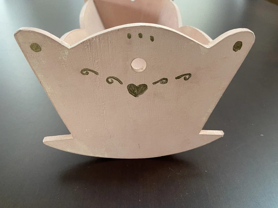 CULLA IN LEGNO PER CASA DELLE BAMBOLE  ROSA 23X14X11 cm - Immagine 4 di 4