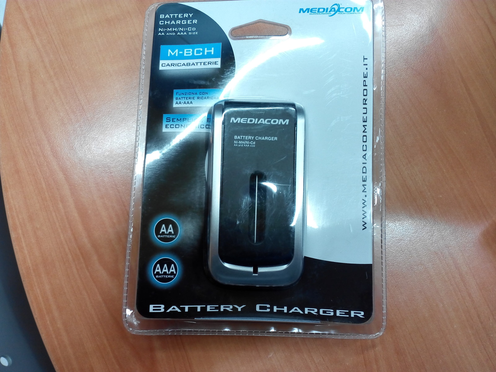 CARICABATTERIE 2 POSTI PER PILE TIPO AA / AAA - MEDIACOM -