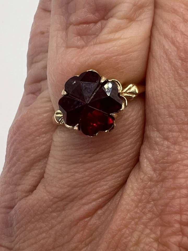 10k Gold 7.5 Carat Lab Created Ruby Clover Shaped Ring. Size 8 - Image 4 of 4
