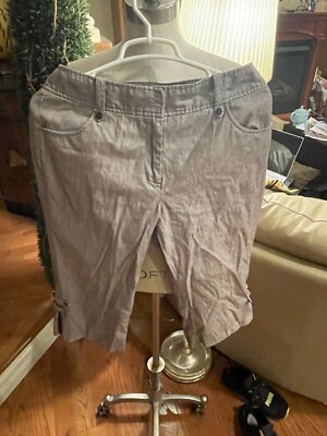 Ladies sz 6 Dressbarn capris in pin stripe w/ unique hem