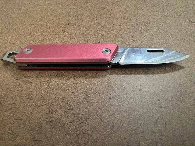TRUE Utility TRU-KNF - Llavero Cuchillo Aluminio ROSA - Excelente Estado Foto 2 de 4