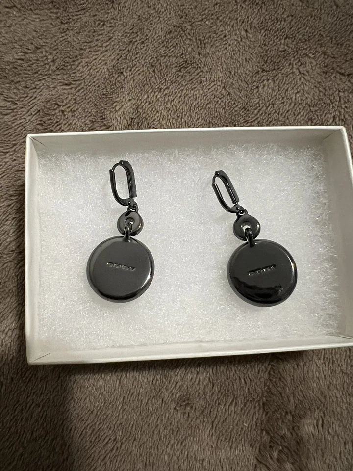 Brincos elegantes pretos Givenchy com cristais - Imagem 3 de 4
