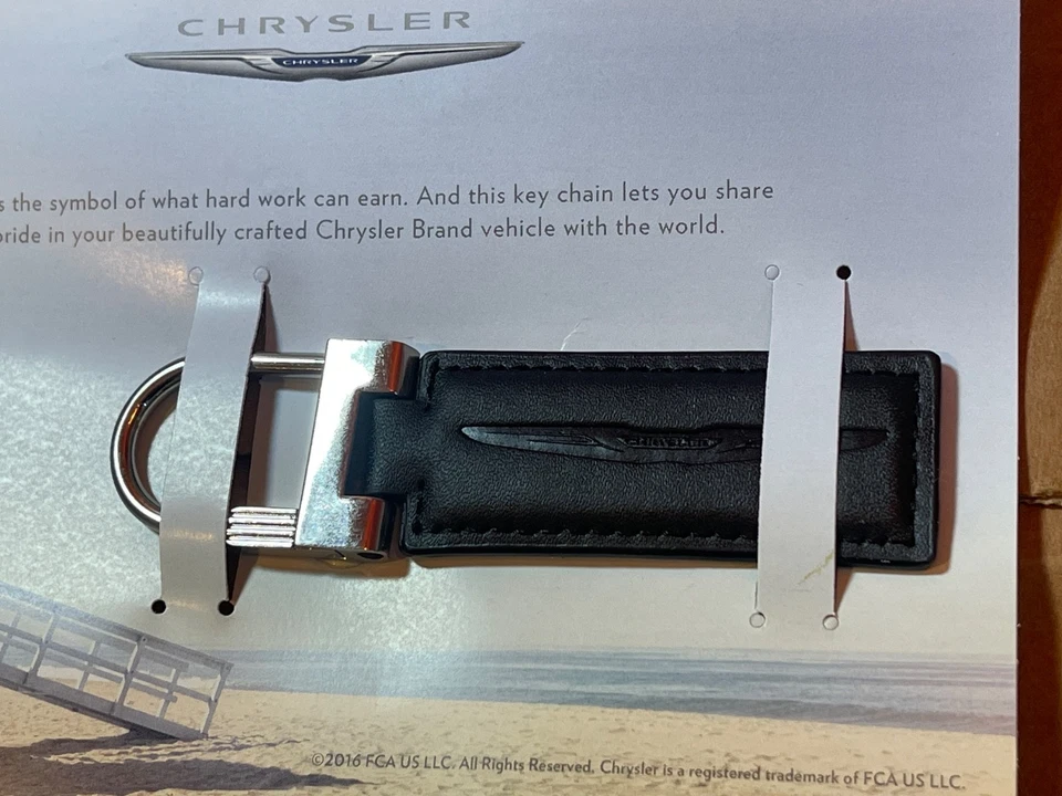 NUEVO LLAVERO DE METAL DE CUERO NEGRO CHRYSLER DE COLECCIÓN en relieve OEM Foto 2 de 2