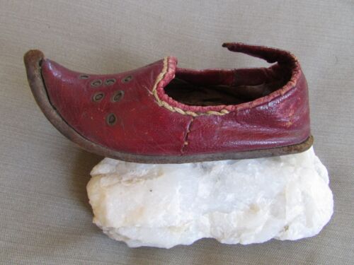 Single Antique Childs Shoe Red Leather Curl Toe Ethnic Middle Eastern Punjabi - Picture 1 of 6