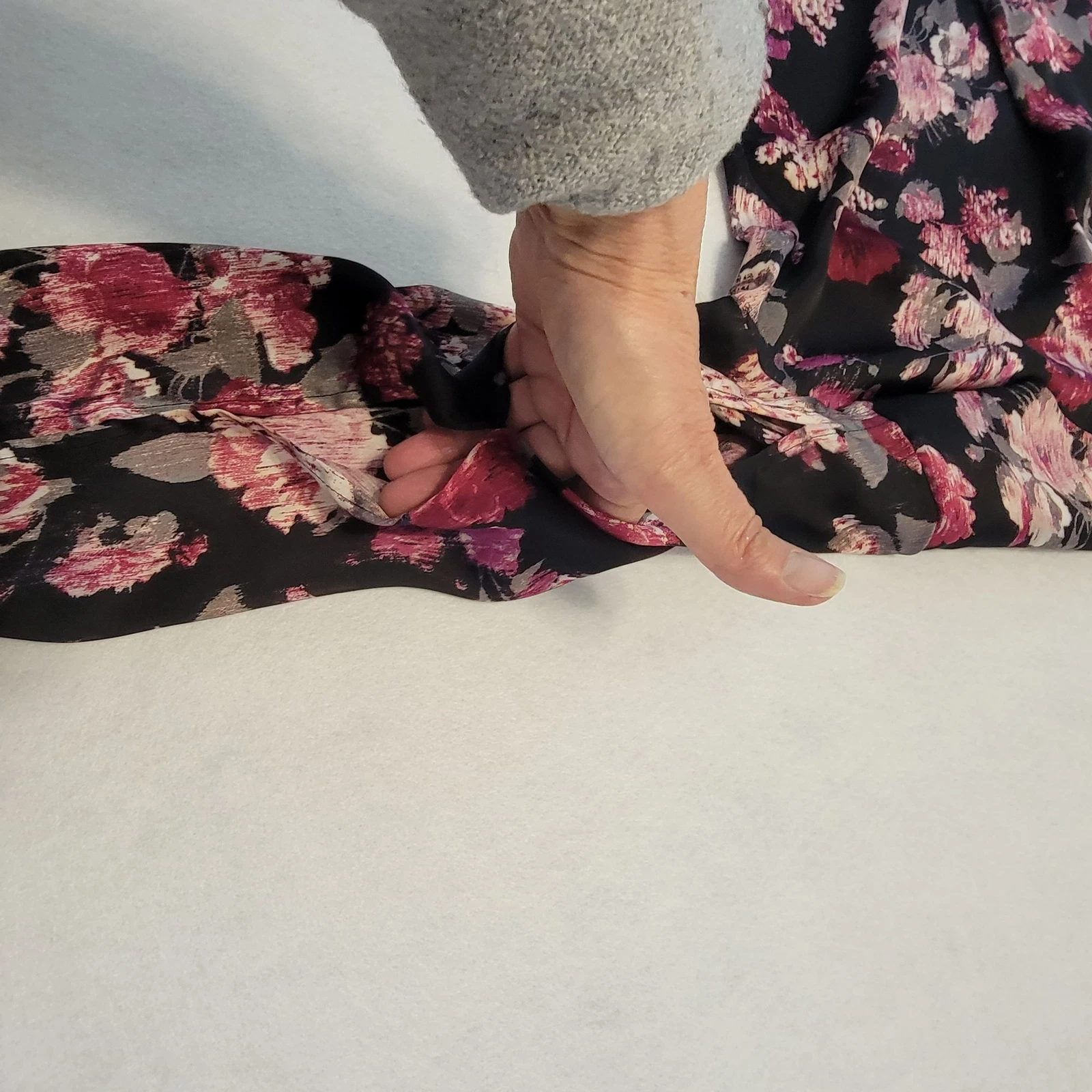 Top ALYX donna SML finto avvolgente nero con motivo floreale rosa e rosso manica spaccata us intime ottimeioni