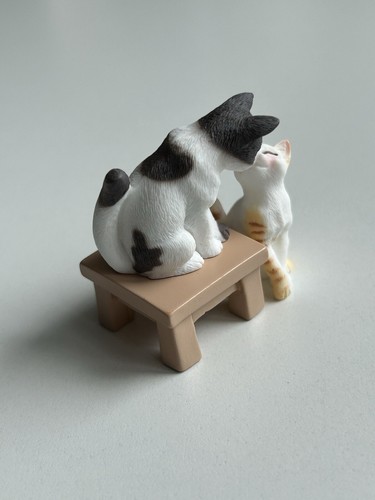 Japanese style plastuc lovely cats looking at each other affectionately - Picture 6 of 12