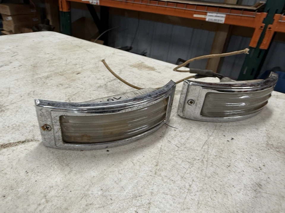 Два оригинальных корпуса парковочных фонарей 1948-1950 Ford Truck F-1, ободок и прозрачная линза - Изображение 3 из 4