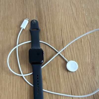 Apple Watch Series 8 41 mm Schwarz Smartwatch Silikonarmband inkl. Ladekabel
