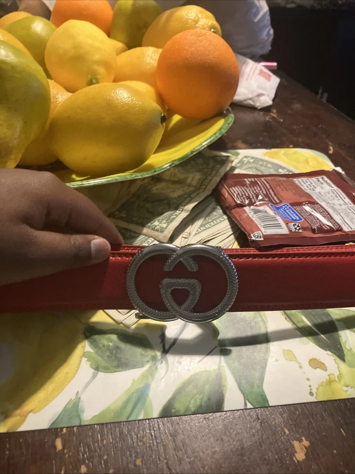 Cinturón Gucci de diseñador rojo raro con textura de diamante y cuero Foto 3 de 4