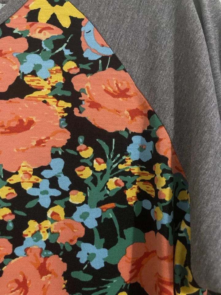 Top manga raglán LuLaRoe Randy talla grande 3/4 mangas grises/impresión floral Foto 2 de 3