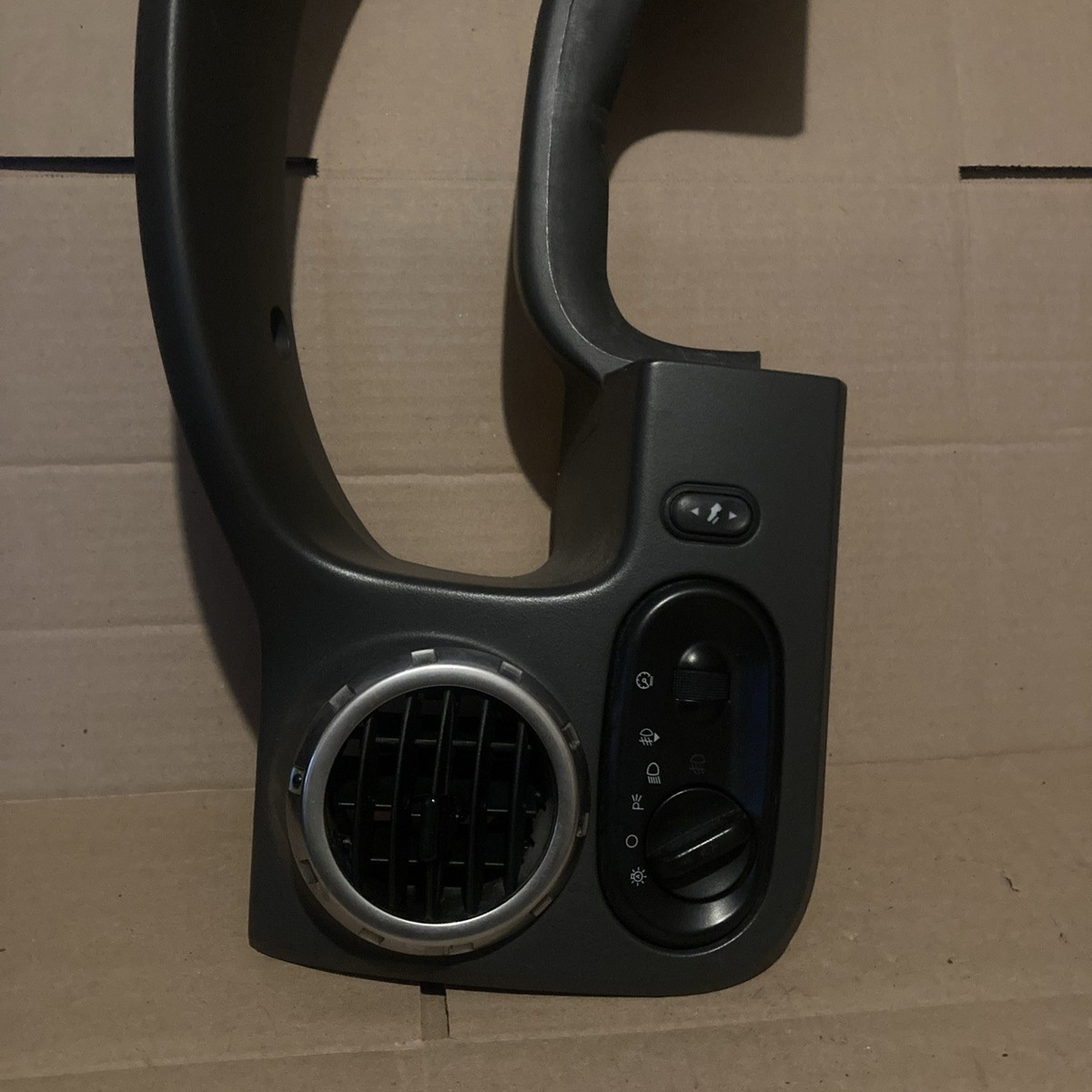 2003-2006 Ford Expedition Dashboard Speedometer Radio Bezel Air