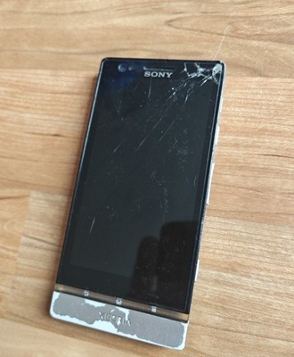 LT22i Sony Xperia Pi in silbergrau ( defekt )