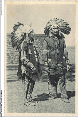 AVHP10-0585-CANADA - Zwei Irokesenhäuptlinge von Caughnawaga in Partykleidern Gold