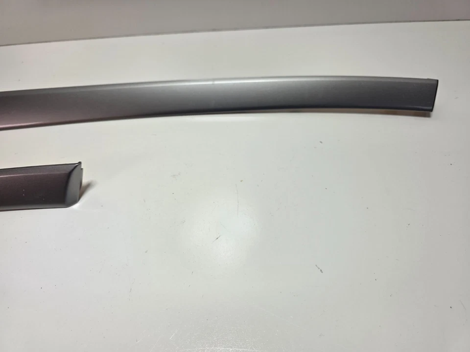 Оригинальные серебристые накладные панели для левой и правой приборной панели Toyota Avalon 2005-2010 годов выпуска - Изображение 3 из 4