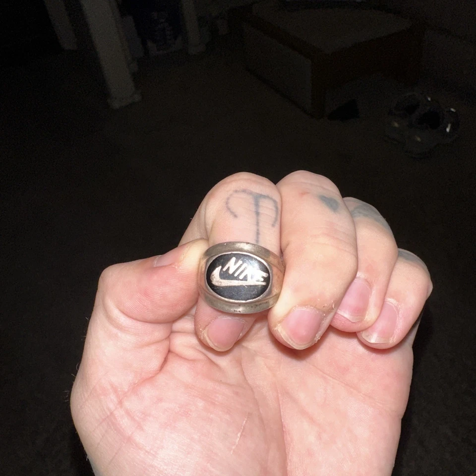RARO ANILLO VINTAGE DE PLATA ESTERLINA DE LOS 80 NIKE SWOOSH ONYX PARA HOMBRE TALLA 13,5 Foto 2 de 4
