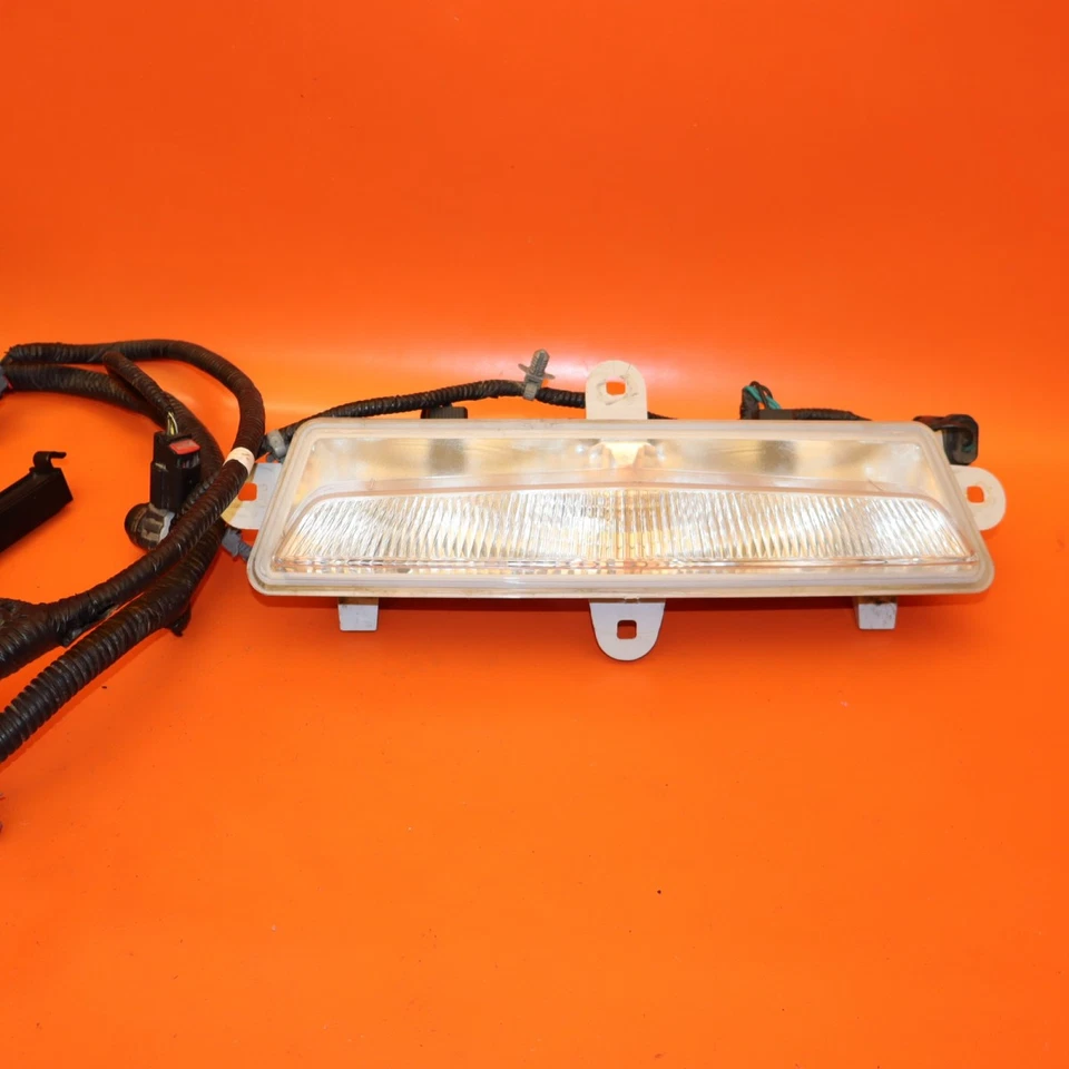 CADILLAC ATS REAR REVERSE LIGHT LOWER CENTER 2015 2016 2017 2018 2019 20847473 - Image 3 of 4