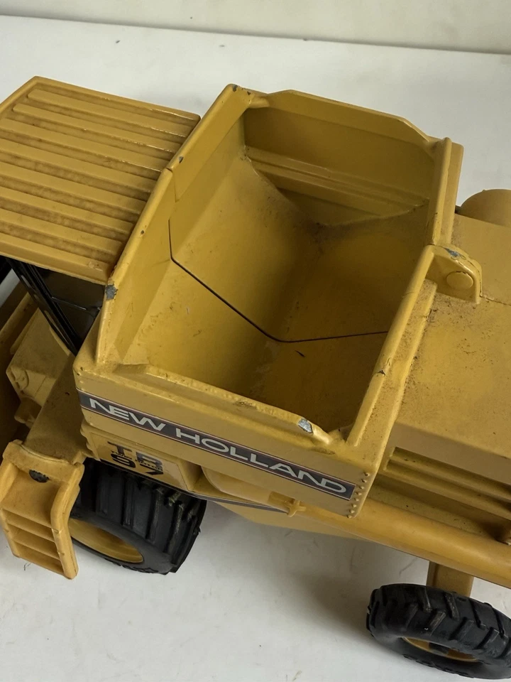 ERTL 1/16 New Holland TR Twin Rotor 97 Combine Farm Toy (10) - Image 4 of 4