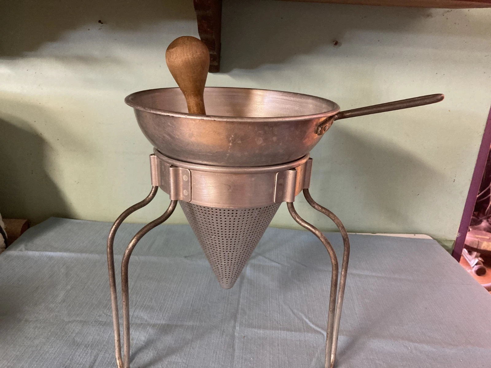 Wearever colander / seive for juice with wood pestle very good USA
Opens in a new window or tab