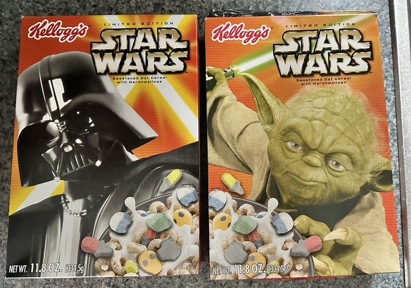 2 Star Wars 2005 Empty Kellogg's Cereal Boxes: Yoda and Darth Vader. Exc. Shape!