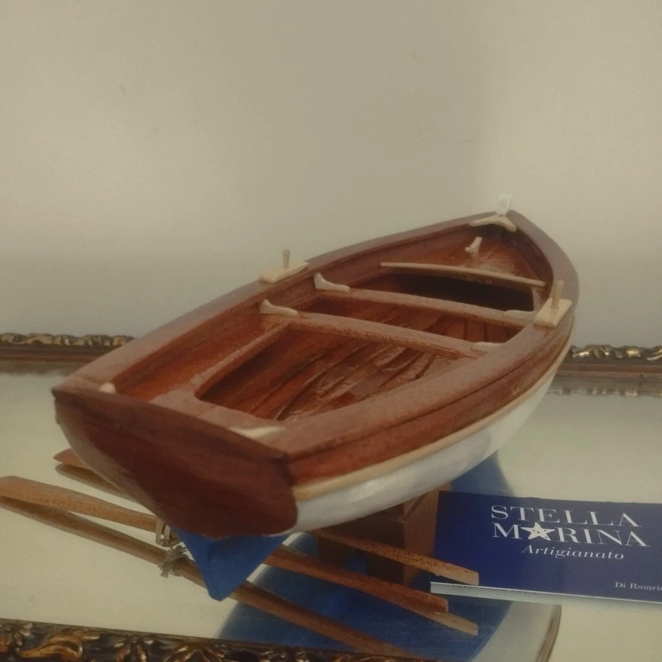 Modellino Di Barca In Legno - Lancia A Remi - Immagine 2 di 4