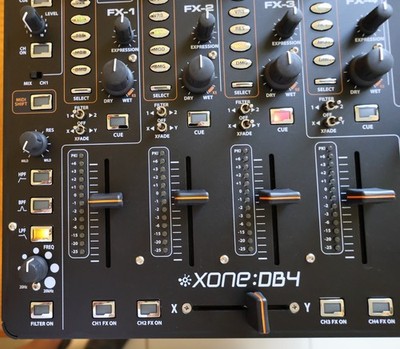 Allen & Heath XONE DB4 4-Ch Digital DJ Mixer - DeckSaver